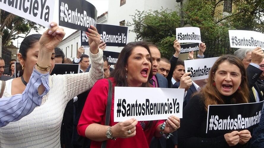 Congresistas del Centro Democrático marcharon en solidaridad a Santiago Uribe, luego de su captura y reclamaron la renuncia del presidente Juan Manuel Santos.. Foto: Colprensa