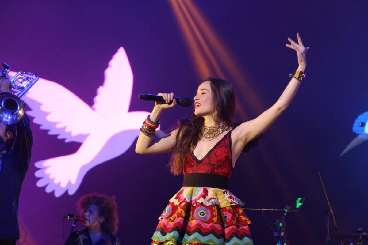 Aparece en escena del Almax monsieur perine, una banda que mezcla sonidos francés y el pop