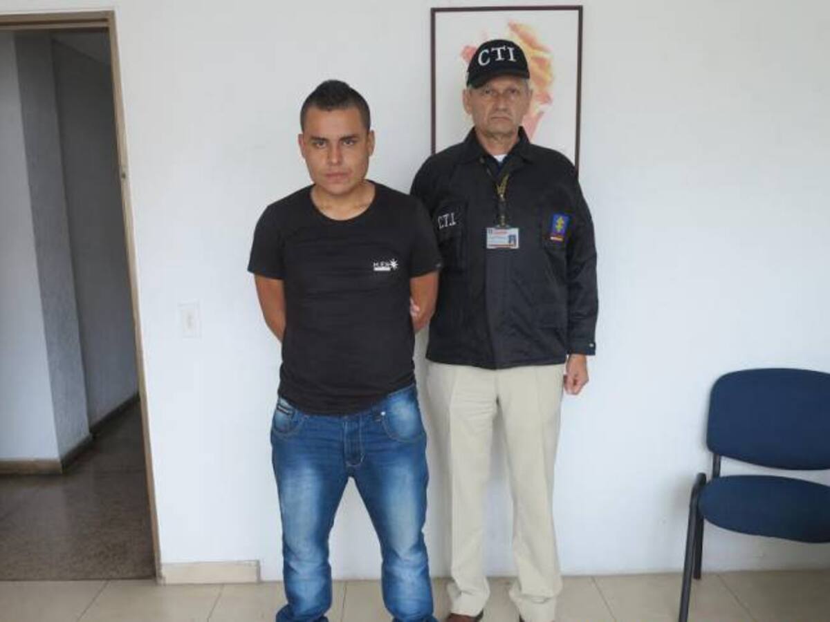 Detuvieron joven de 21 años que está condenado por robarse un carro
