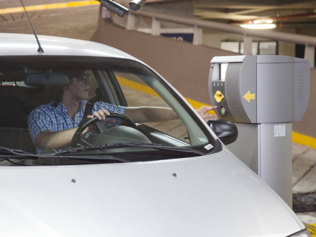 Problemas de movilidad en Pereira por parqueo en zonas prohibidas