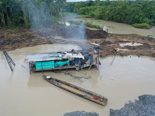 Mega operativo en Chocó: FFMM confiscan maquinaria de explotación ilegal de oro