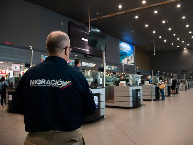 Funcionario de Migración Colombia en el Aeropuerto Internacional El Dorado (Getty Images)