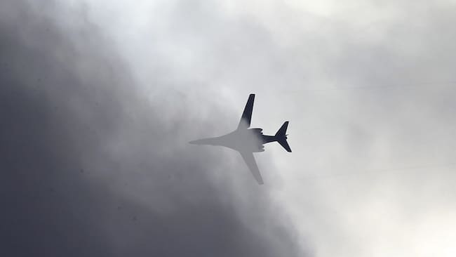 KOB04. SANLIURFA (TURQUÍA), 27/09/2024.- Fotografía de archivo fechada el 16 de octubre de 2014 de un avión de la coalición internacional anti-Estado Islámico (EI) en el cielo mientras se llevan a cabo ataques aéreos en la ciudad de Kobane (Siria), visto cerca del distrito de Suruc, Sanliurfa (Turquía). Estados Unidos anunció este viernes que alcanzó un acuerdo con el Gobierno de Irak para finalizar la misión contra el grupo terrorista Estado Islámico (EI) en septiembre de 2025 en el país árabe y que pasará a tener un rol de asesoramiento y apoyo dentro de una "relación bilateral de seguridad" normalizada. EFE/ Tolga Bozoglu