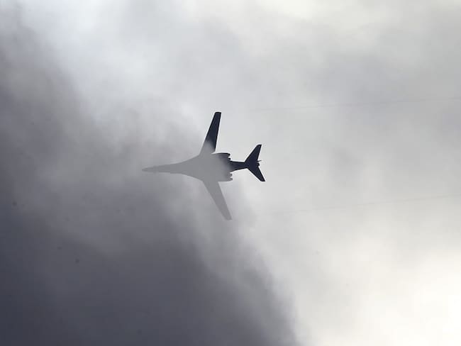 KOB04. SANLIURFA (TURQUÍA), 27/09/2024.- Fotografía de archivo fechada el 16 de octubre de 2014 de un avión de la coalición internacional anti-Estado Islámico (EI) en el cielo mientras se llevan a cabo ataques aéreos en la ciudad de Kobane (Siria), visto cerca del distrito de Suruc, Sanliurfa (Turquía). Estados Unidos anunció este viernes que alcanzó un acuerdo con el Gobierno de Irak para finalizar la misión contra el grupo terrorista Estado Islámico (EI) en septiembre de 2025 en el país árabe y que pasará a tener un rol de asesoramiento y apoyo dentro de una "relación bilateral de seguridad" normalizada. EFE/ Tolga Bozoglu