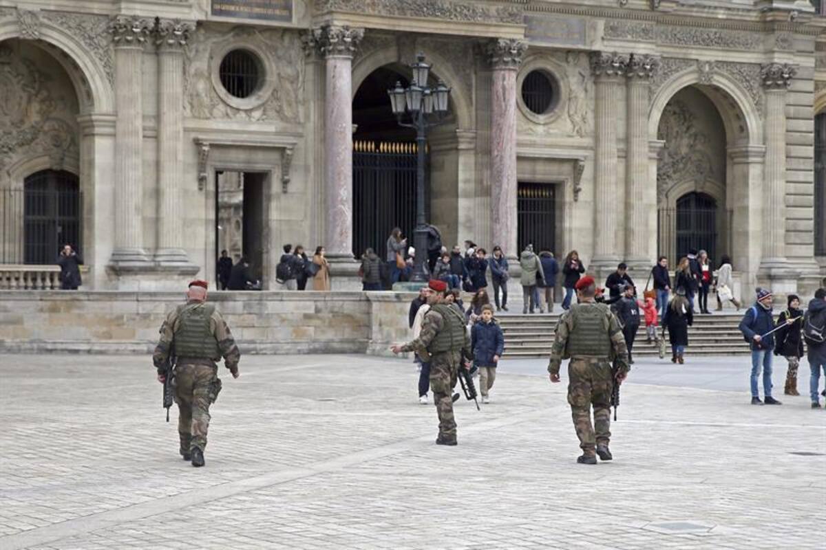 Monumentos como la Torre Eiffel son fuertemente custodiados. Los uniformados patrullan todas las ciudades luego de que Al Qaeda en Yemen amenazara con más ataques como el de París contra "infieles" a Mahoma. Foto: Efe