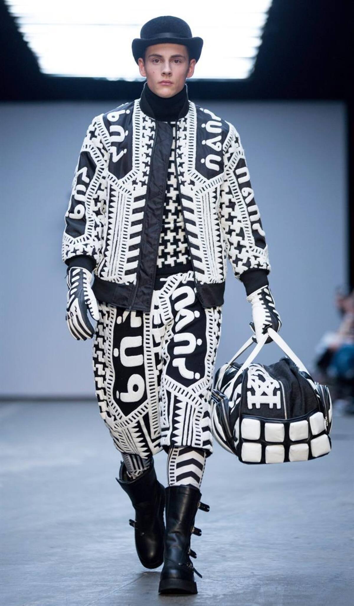 Una serie de modelos presentan la colección de otoño, invierno 2015 en la semana de la moda masculina en Londres, Inglaterra, que se realizará hasta el próximo 12 de enero.