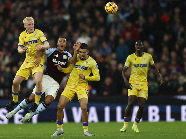 Daniel Muñoz durante el duelo entre Aston Villa y Crystal Palace en el Villa Park . (Photo by DARREN STAPLES/AFP via Getty Images)