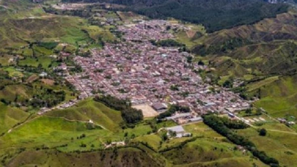 Denuncian violación al Derecho Internacional Humanitario, tras toma ilegal de una escuela en Amalfi