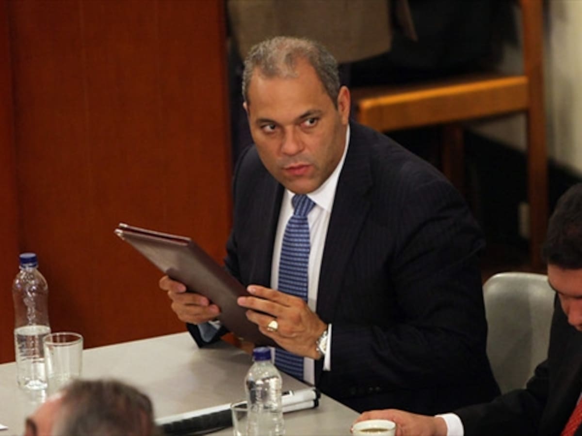 Congreso pide reunión extraordinaria de partidos políticos con Santos