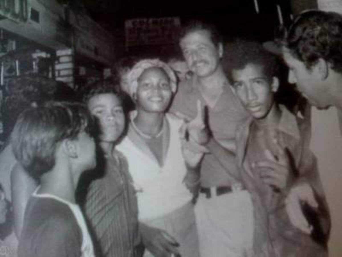 Galán en un saque de honor de un partido de aficionados que llevan su camiseta