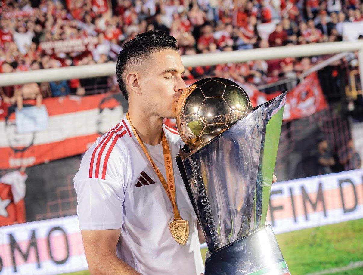 Rafael Santos Borré celebra con el trofeo de la Recopa Gaúcha / Instagram: Rafael Santos Borré.