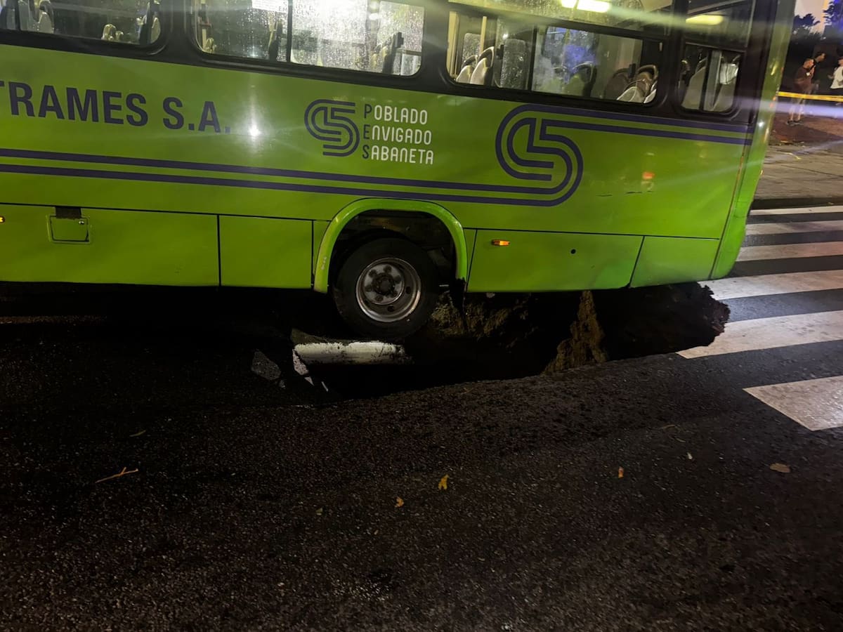 La quebrada La Presidenta socavó la Av. El Poblado en el sur de Medellín y está cerrada