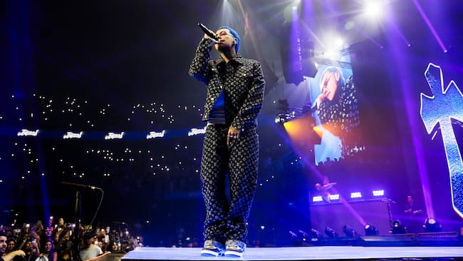 BOG400. BOGOTÁ (COLOMBIA), 18/10/2024.- El cantante colombiano Stiven Mesa Londoño, conocido artísticamente cómo Blessd, se presenta este viernes en el Movistar Arena en Bogotá (Colombia). Blessd, uno de los principales exponentes de la corriente del reguetón colombiano, se presentó este viernes en Bogotá para demostrar que la música urbana "made in Colombia" es tendencia global. EFE/ Carlos Ortega