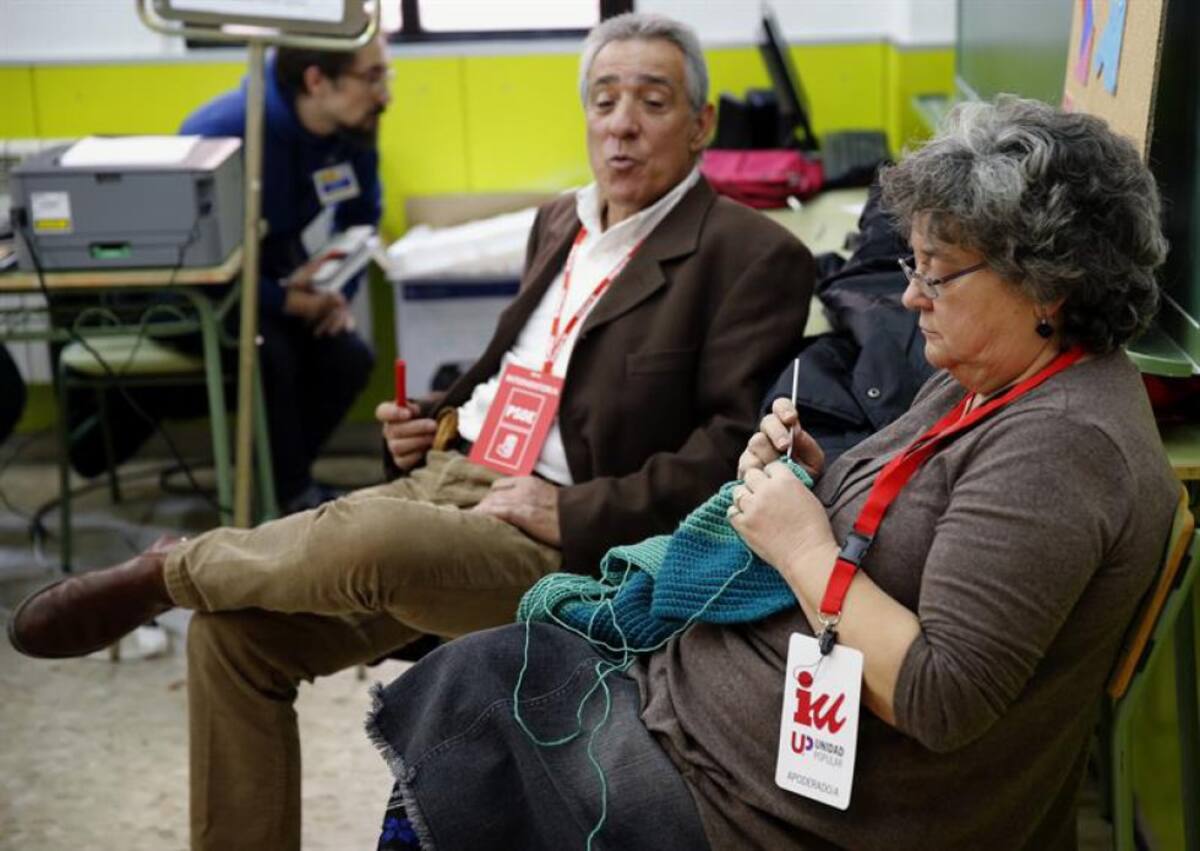 El presidente del Gobierno español, Mariano Rajoy, animó hoy a todos los españoles a votar porque "es el acto más democrático de todos". El líder socialista, Pedro Sánchez, dice que hoy es "una jornada histórica" en la que "huele a cambio".