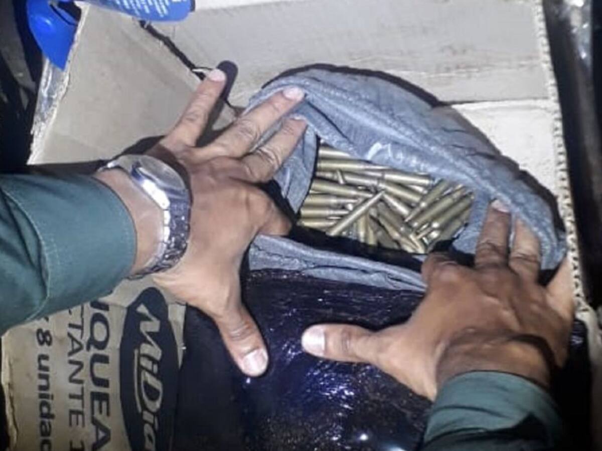 Incautan munición y armas en un bus de transporte público en Caldas