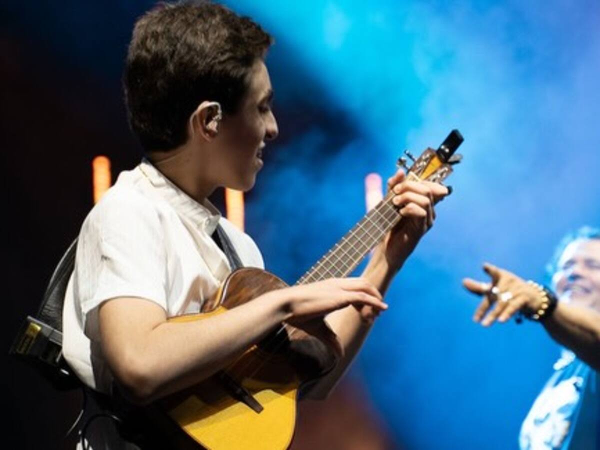 Simón Cifuentes, de 13 años, conquistó el Radio City Music Hall junto a Carlos Vives