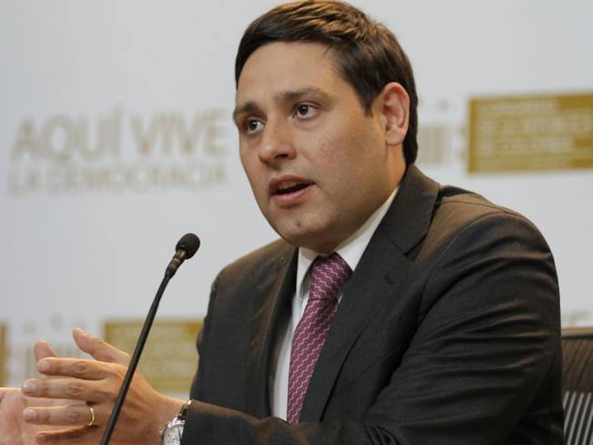 Al Oído: Mientras investigan a Mauricio Lizcano por acoso, debe apartarse del cargo