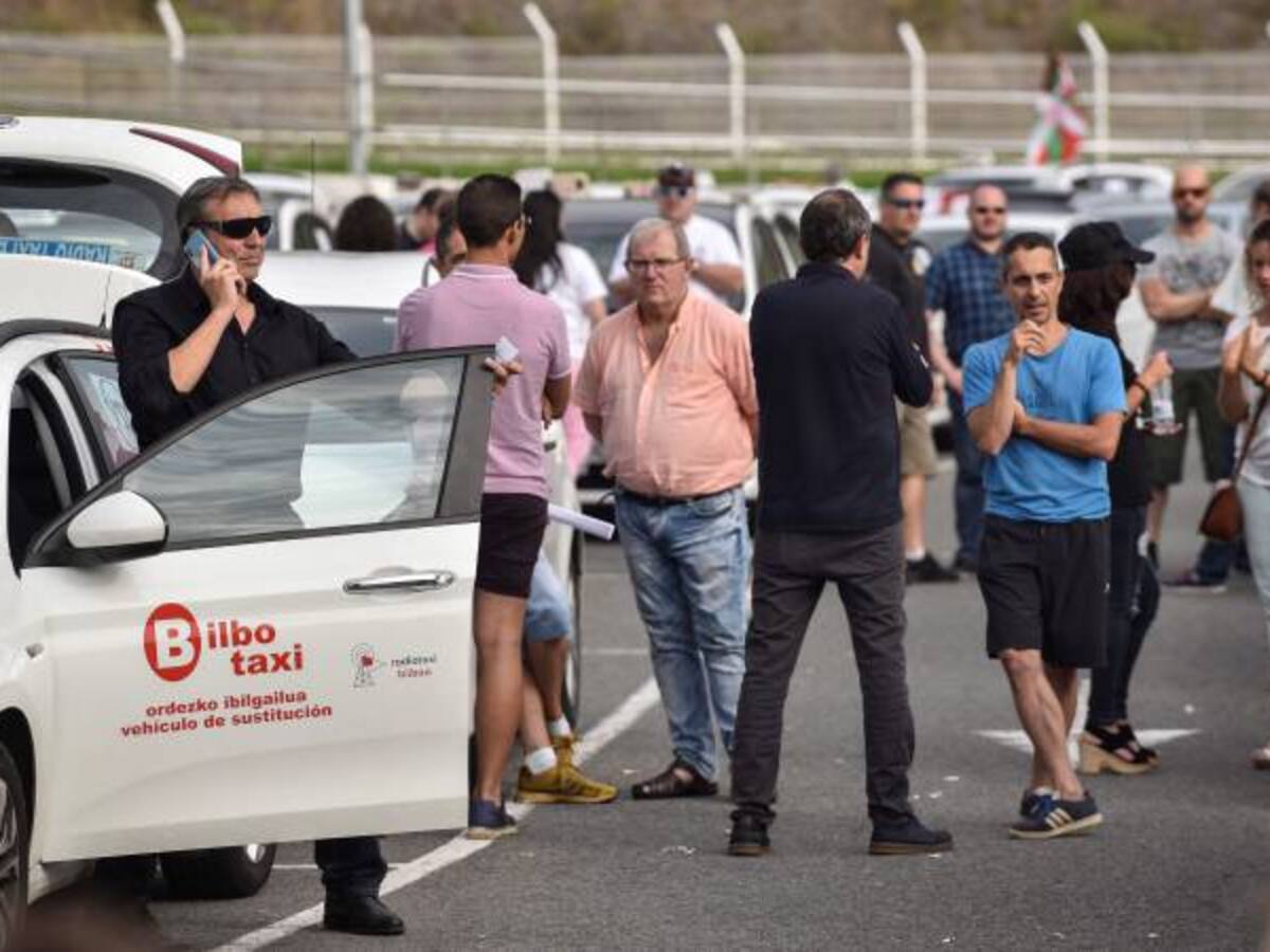 Sin acuerdo con gobierno, taxistas mantienen huelga que paraliza España