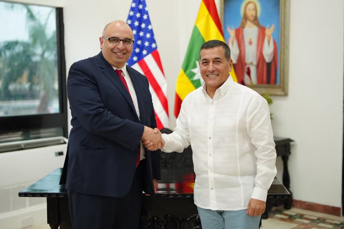 Hugo Guevara, encargado de negocios a. I. y embajador encargado de los Estados Unidos en Colombia y Dumek Turbay Paz, alcalde de Cartagena. // Alcaldía de Cartagena
