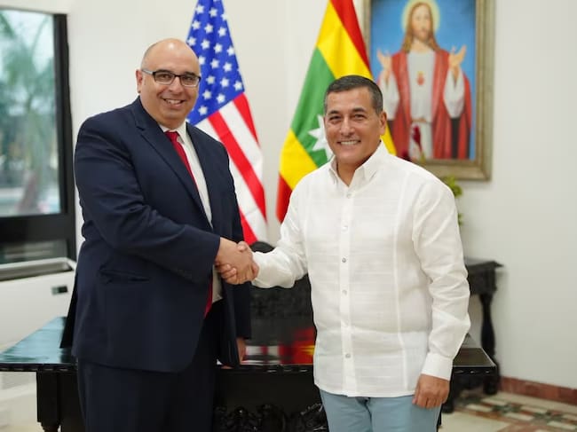 Hugo Guevara, encargado de negocios a. I. y embajador encargado de los Estados Unidos en Colombia y Dumek Turbay Paz, alcalde de Cartagena. // Alcaldía de Cartagena