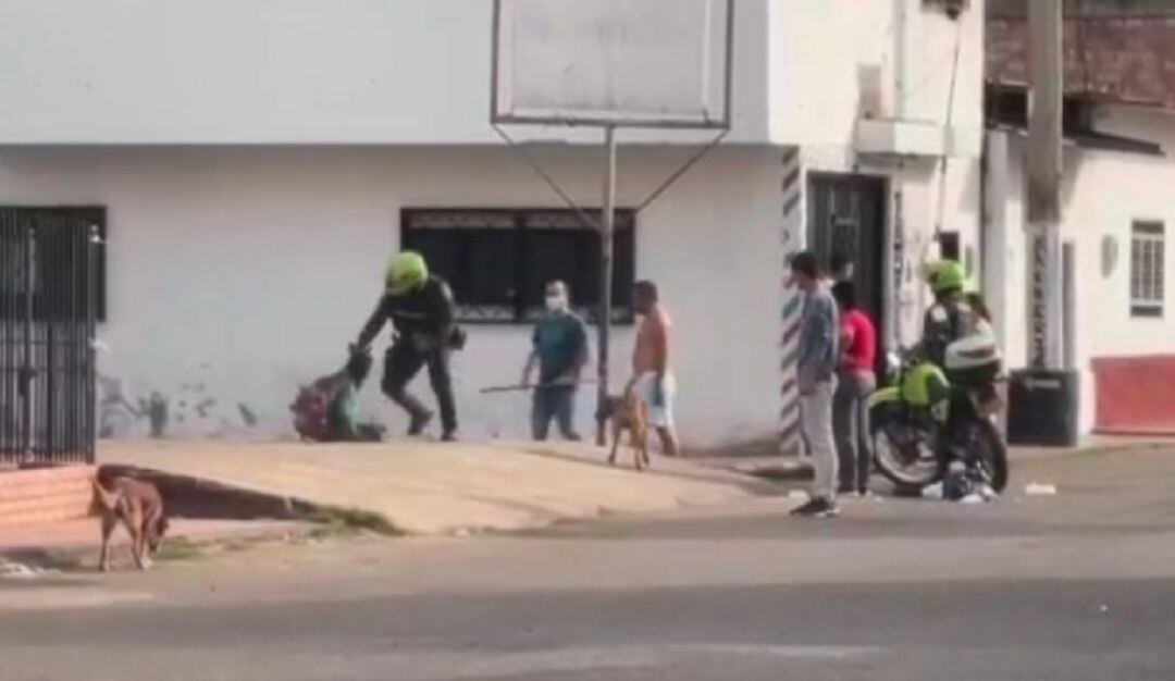 Suspenden a policías por agresión contra habitante de calle en Cúcuta