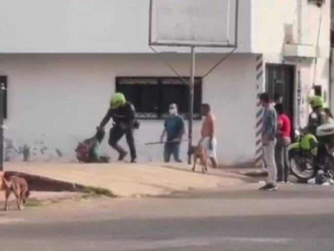 Suspenden a policías por agresión contra habitante de calle en Cúcuta