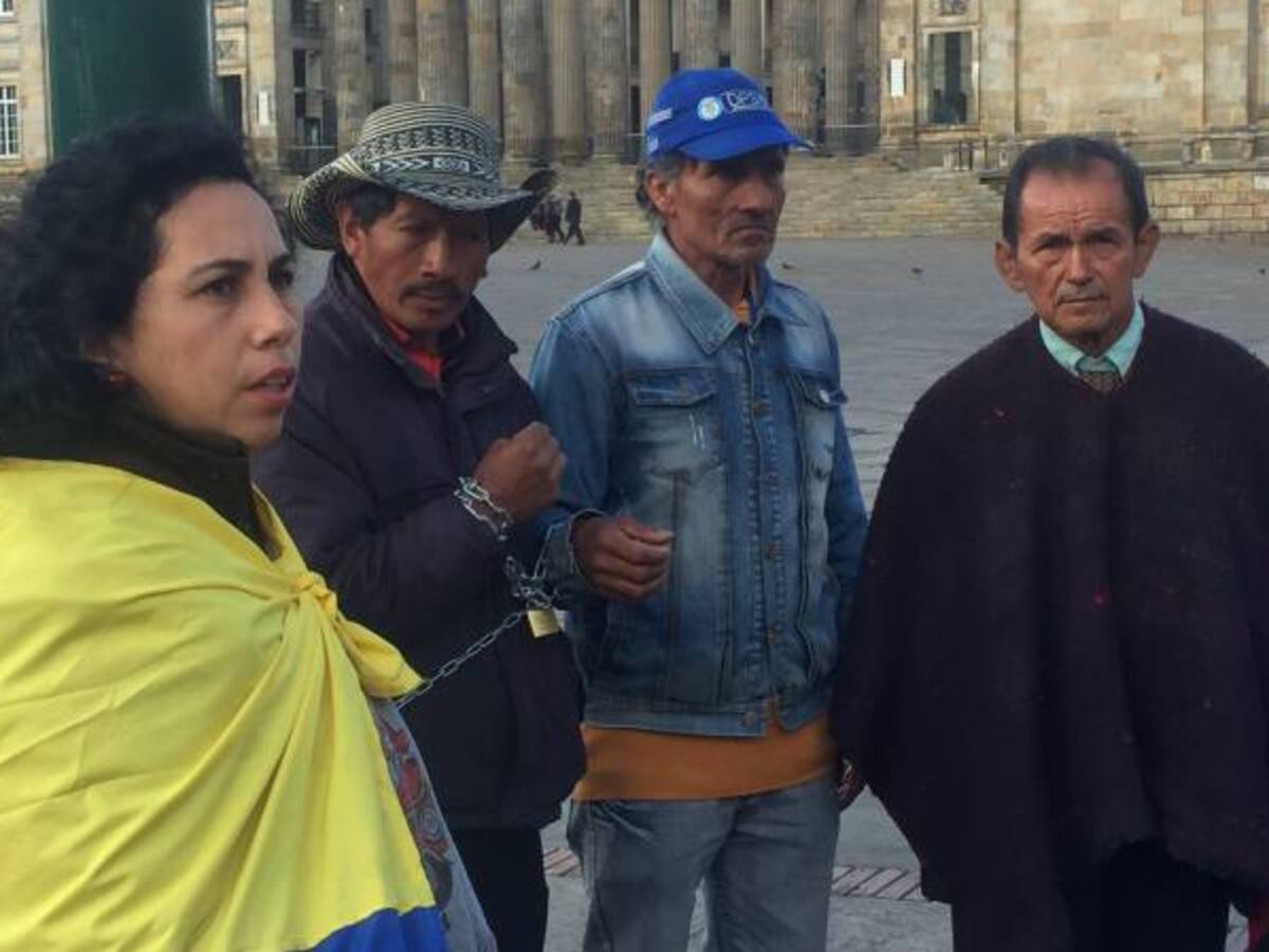 Un grupo de desplazados permanece encadenado en la Plaza de Bolívar