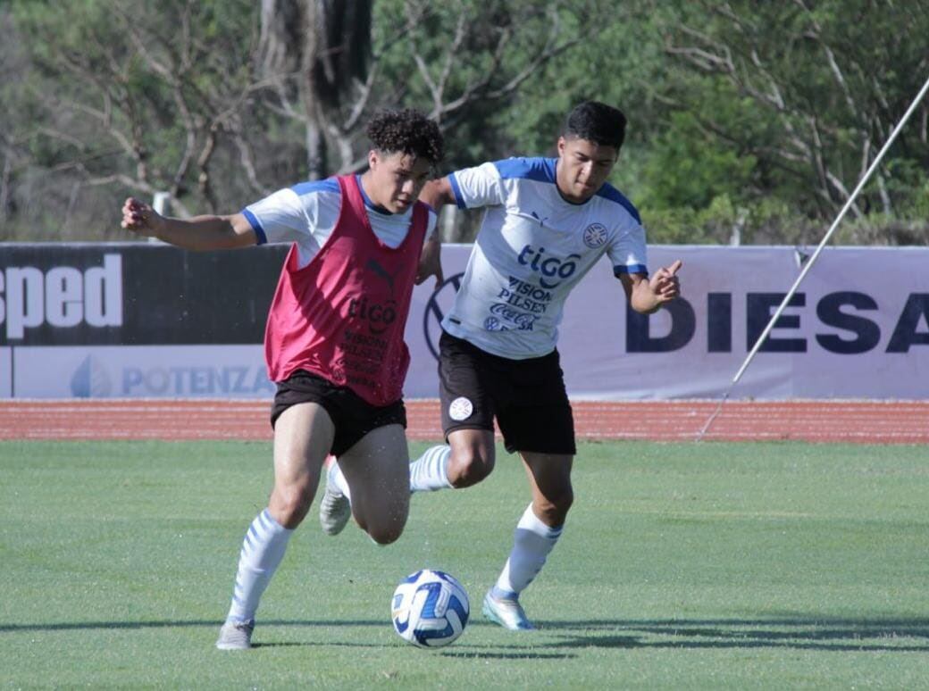 La Selección de Paraguay entrena en su país con miras al Sudamericano Sub-20 / Twitter @Albirroja.