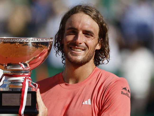 Roquebrune Cap Martin (France), 21/02/2024.- Stefanos Tsitsipas of Greece poses with his trophy after winning against Casper Ruud of Norway in their final match at the ATP Monte Carlo Masters tournament in Roquebrune Cap Martin, France, 14 April 2024. (Tenis, Francia, Grecia, Noruega) EFE/EPA/Sebastien Nogier