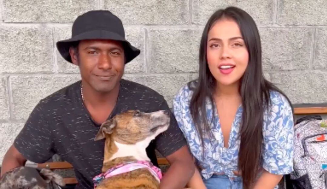 La modelo colombiana y generadora de contenido Aida Cortés junto a 'Choco'