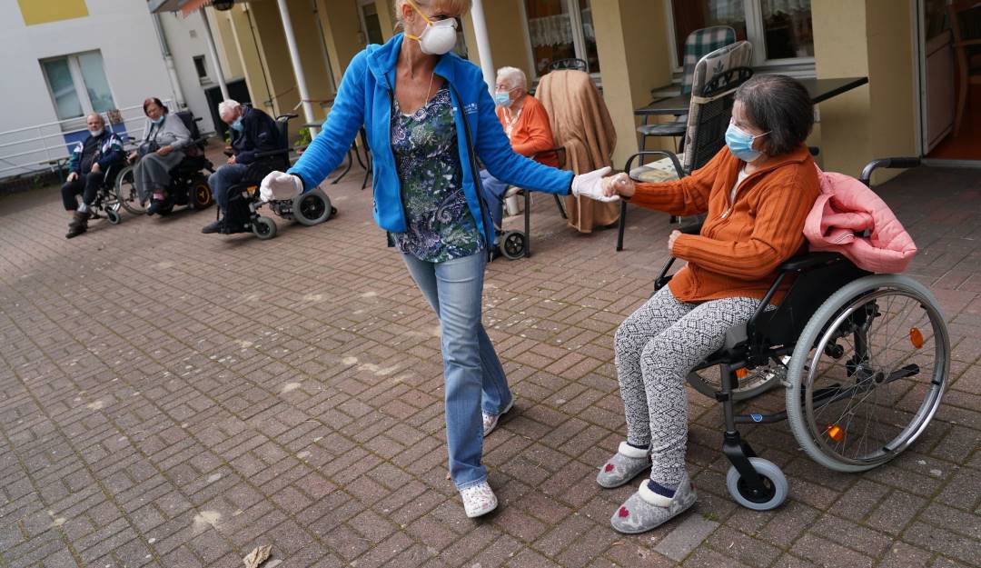 Atención de personas con demencia en Alemania durante la pandemia.    Foto: Getty 