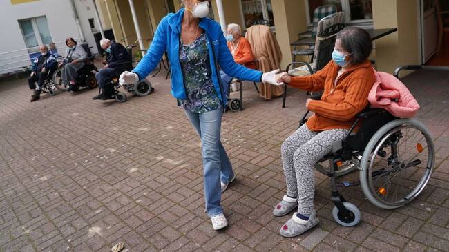 Atención de personas con demencia en Alemania durante la pandemia. Foto: Getty