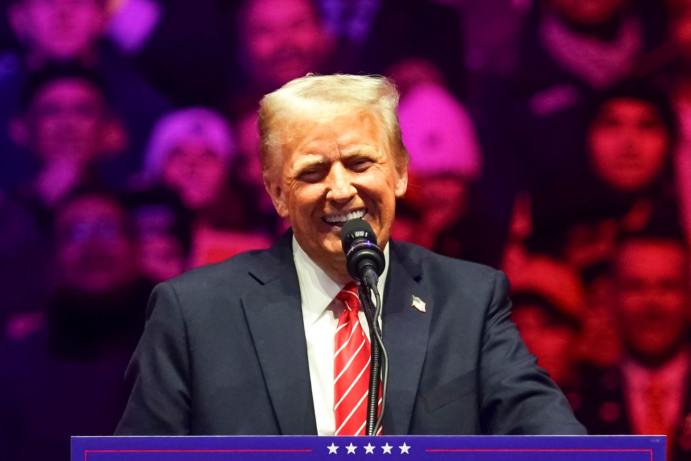 Washington (United States), 19/01/2025.- US President-elect Donald Trump addresses supporters at a rally at Capital One Arena in Washington, DC, USA, 19 January 2025. President-elect Donald Trump, who defeated Joe Biden to become the 47th president of the United States, will be inaugurated on 20 January, though all of the planned outdoor ceremonies and events have been cancelled due to a forecast of extreme cold temperatures. (Estados Unidos) EFE/EPA/WILL OLIVER