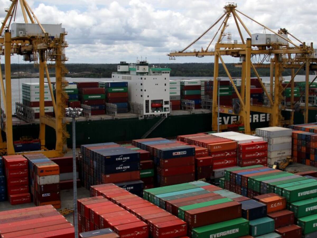 En firme decreto que baja aranceles a 165 productos importados