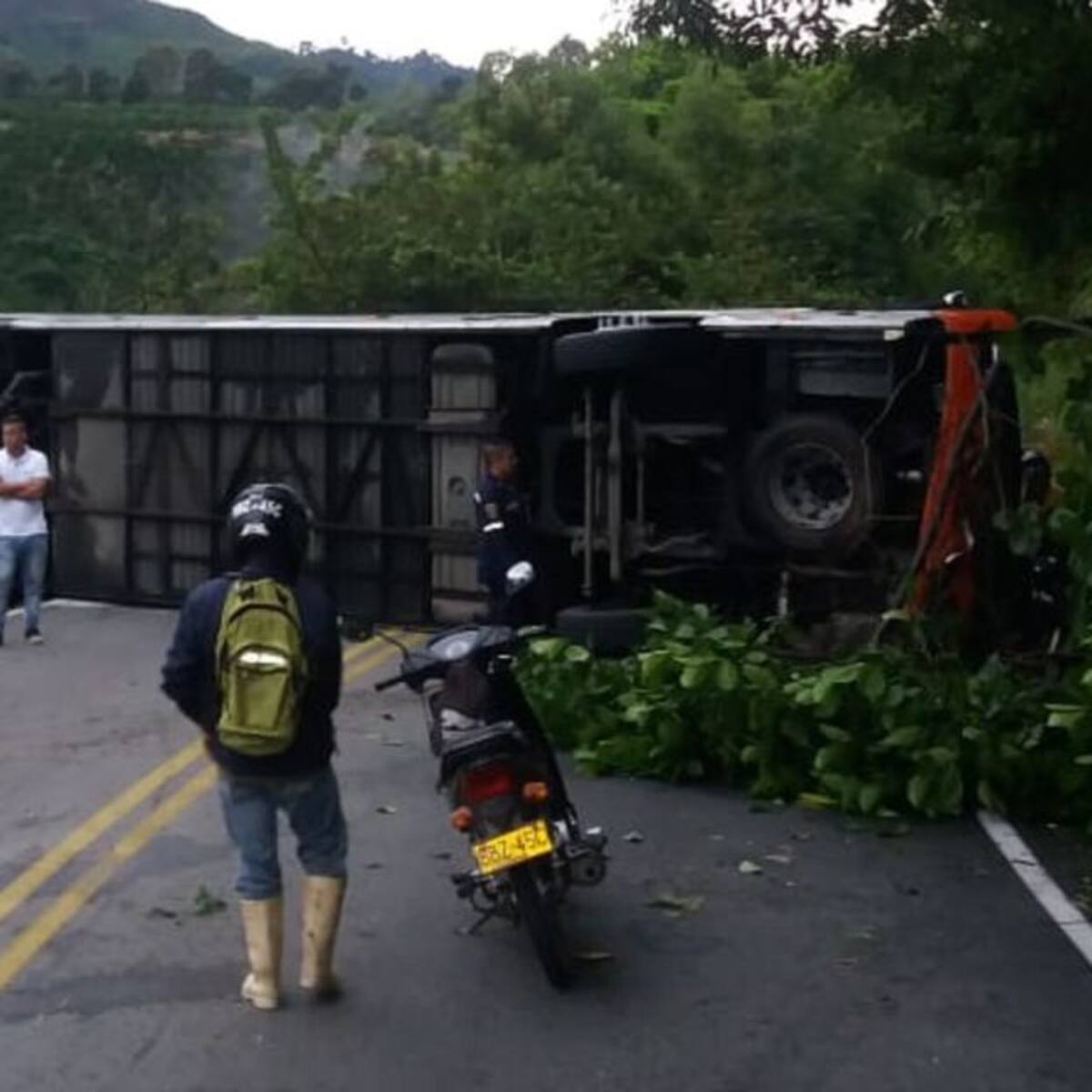 Nueve heridos por volcamiento de bus en vía Río Verde en el Quindío