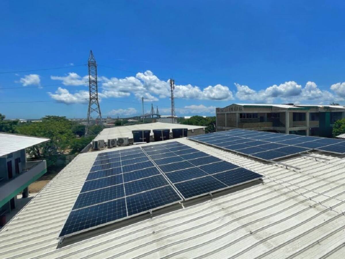 Barranquilla instaló cien paneles solares en colegio Simón Bolívar