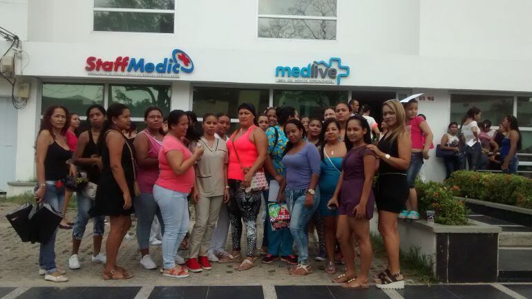 Los empleados de la IPS Staff Medic durante la protesta para reclamar el pago de sus salarios.