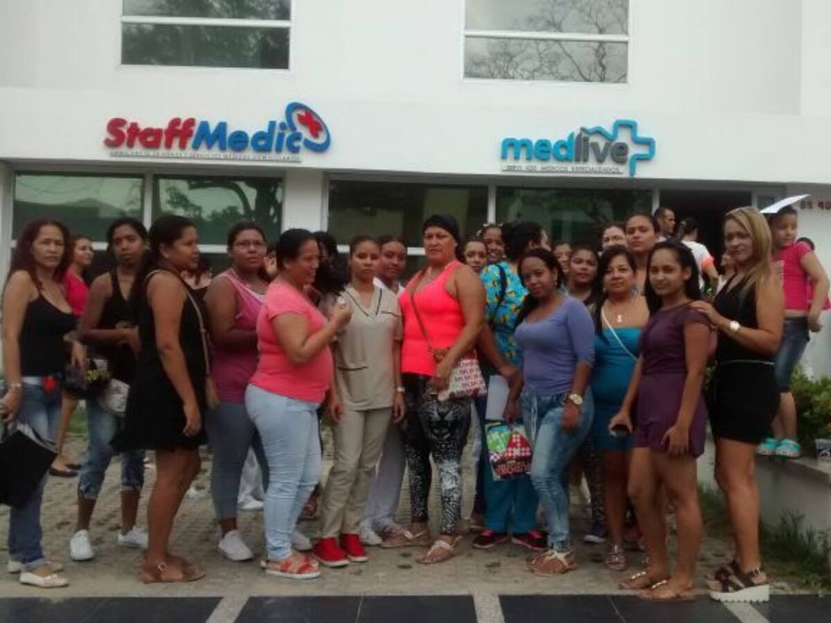 Protestan empleados de IPS, cerrada por millonaria deuda de Cafesalud