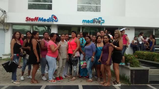 Los empleados de la IPS Staff Medic durante la protesta para reclamar el pago de sus salarios.