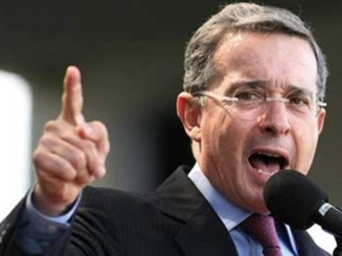 Uribe lanza 'dardos' a Santos e insiste en llamado a constituyente