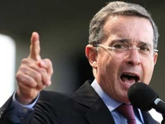 Uribe lanza &#039;dardos&#039; a Santos e insiste en llamado a constituyente