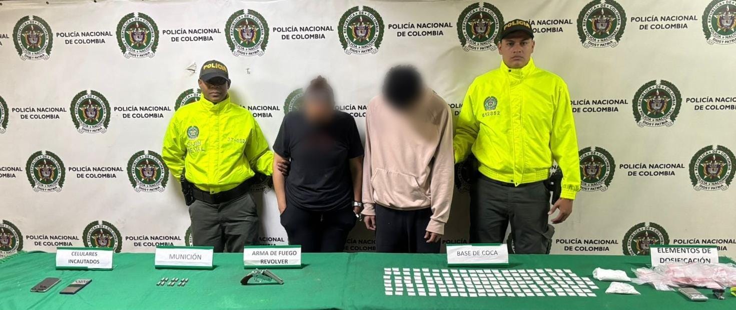 Capturaron a un hombre por difundir videos sexuales de su ex novia menor de edad en Itagüí. Su madre fue detenida por tráfico de estupefacientes. Foto: Policía Meval.