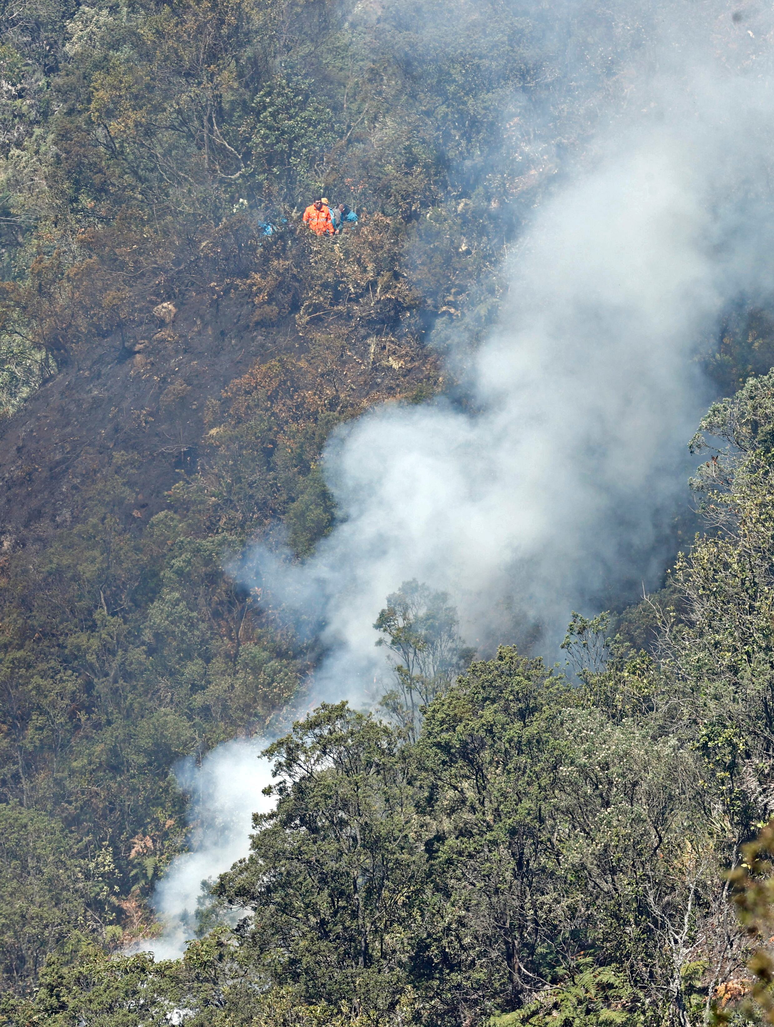 AME1624. BOGOTÁ (COLOMBIA), 23/01/2024.- Bomberos y otras autoridades participan hoy en labores de extinción de los incendios en los cerros orientales de Bogotá (Colombia). El incendio que comenzó ayer en los cerros orientales de Bogotá sigue activo y se ha extendido afectando a aproximadamente cuatro hectáreas de bosques en las últimas horas, aunque los bomberos aseguran que ya está "en control". EFE/ Mauricio Dueñas Castañeda