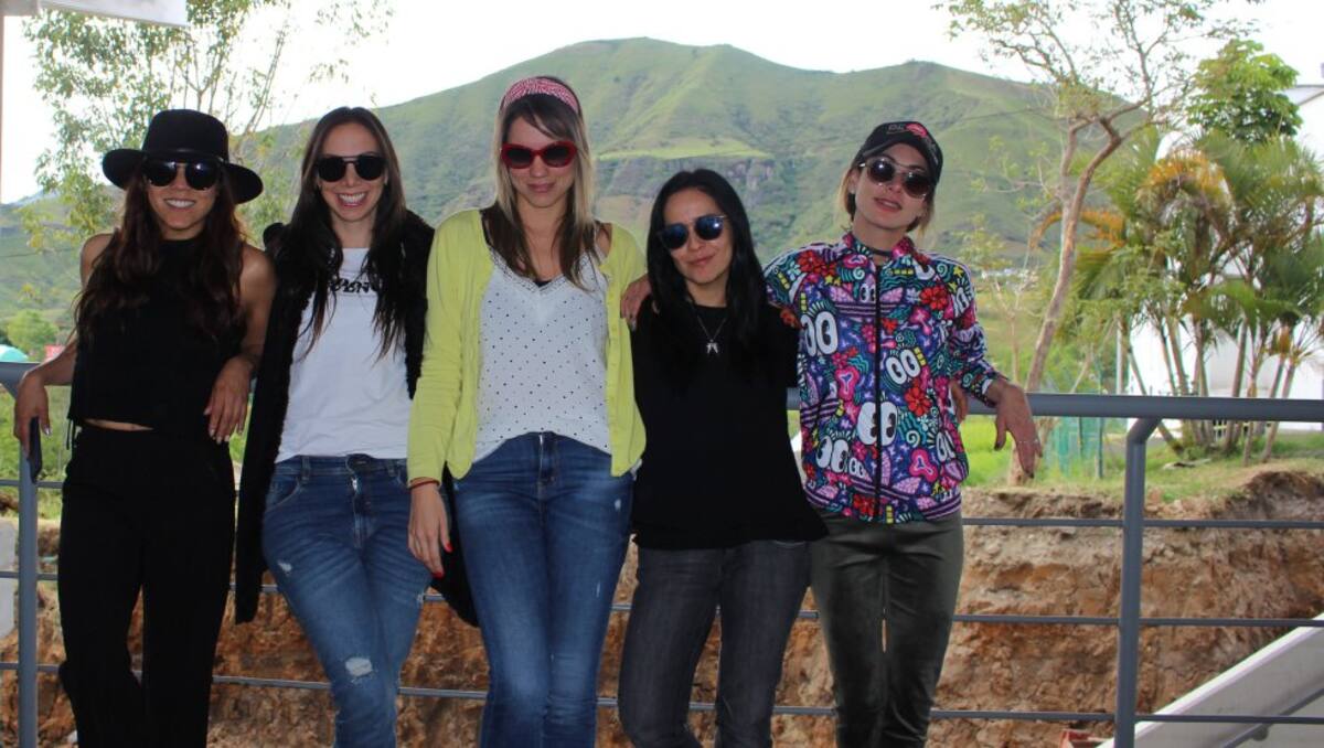 Sin importar la lluvia, las personas disfrutaron y cantaron junto con Mujeres a la Plancha.