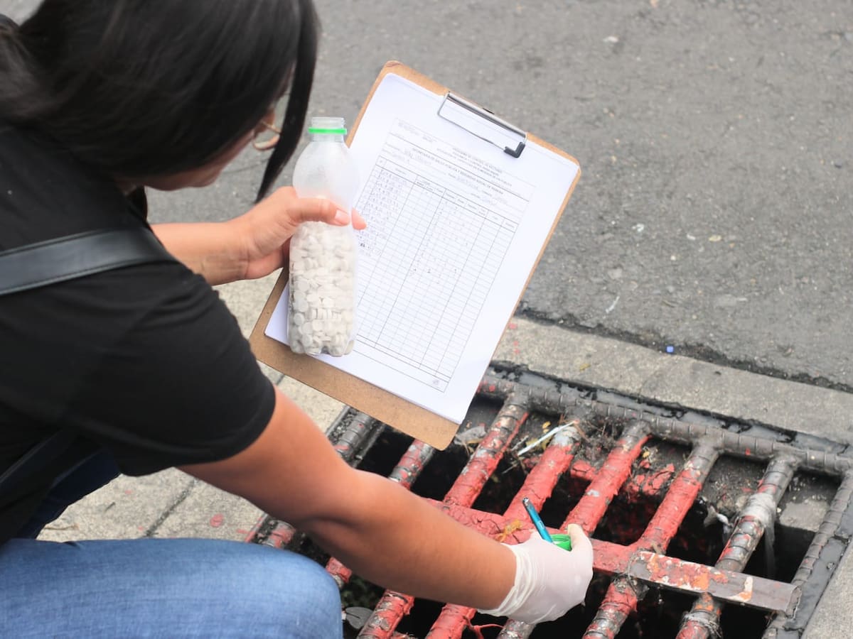 Las basuras que lanzan a las calles colapsaron el sistema de alcantarillado en Pereira