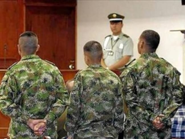 Fiscalía ordena investigación por beneficios a militares capturados