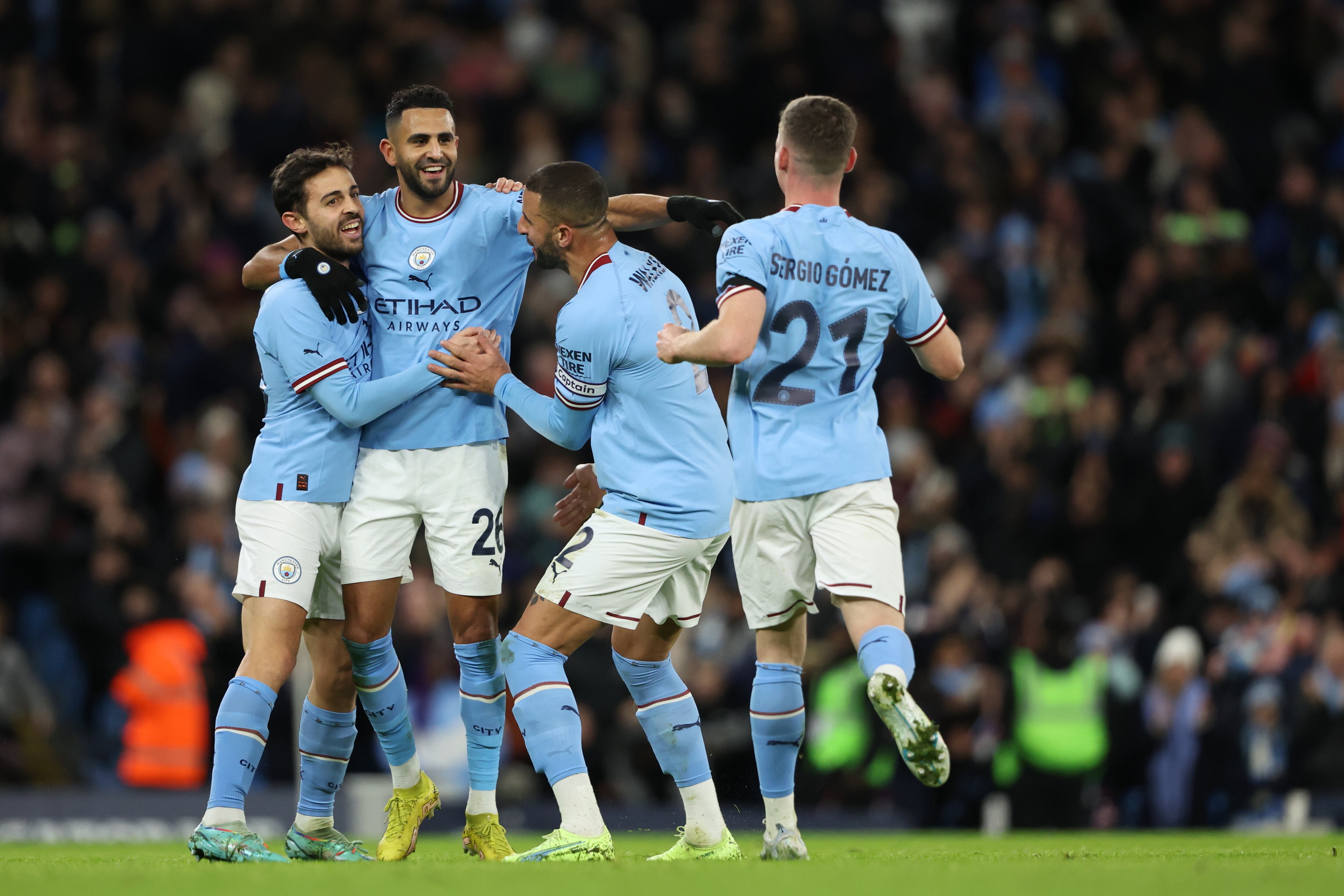 Riyad Mahrez marcó un golazo de tiro libre para Manchester City frente al Chelsea. (Photo by Matthew Ashton - AMA/Getty Images)