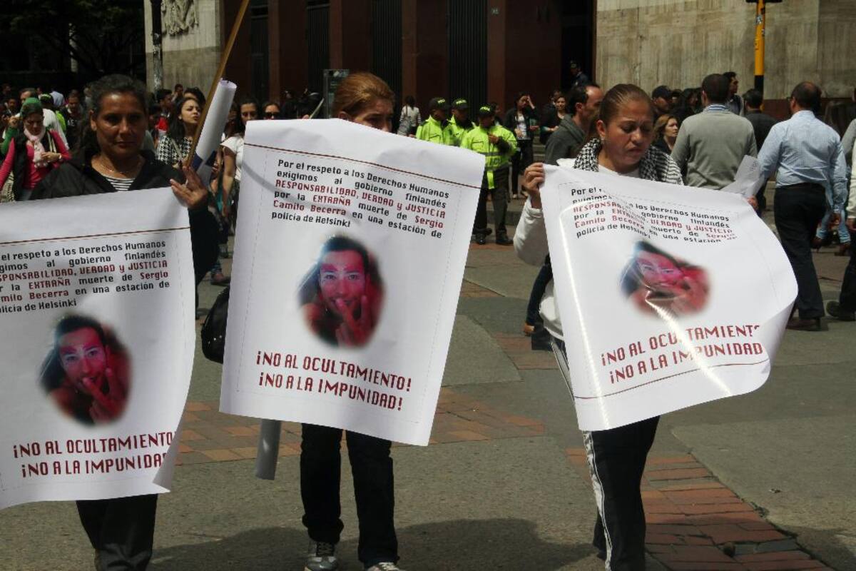 Concluyó en la Plaza de Bolívar la caminata que llevaba el lema "Con los pies en la tierra ganemos por la paz".
