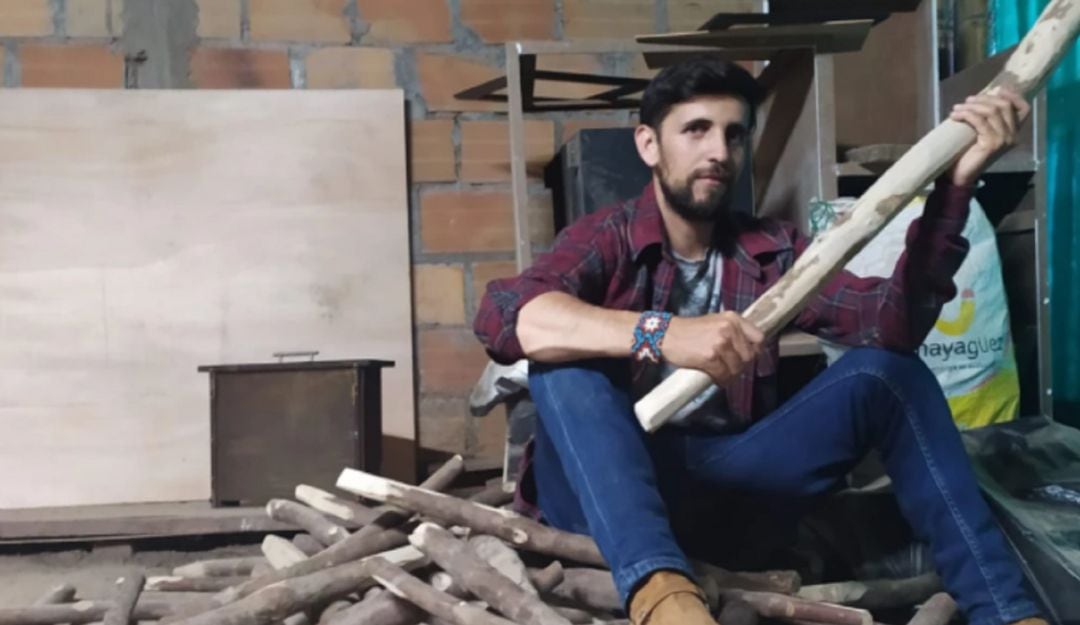 Según el promotor son para que se defiendan de los ladrones. La iniciativa ha generado polémica. 