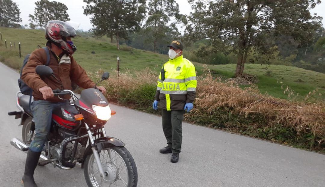 La policía con medidas de protección garantiza aislamiento obligatorio